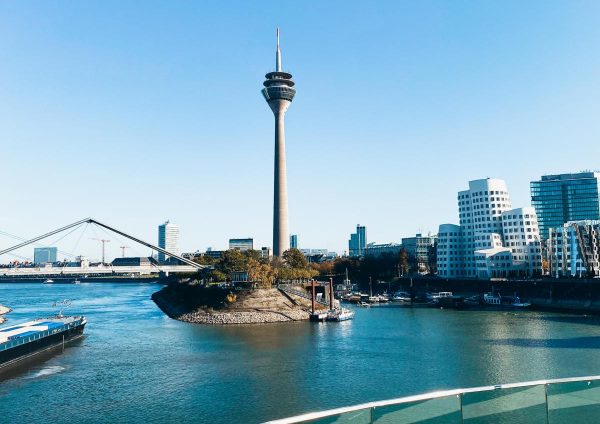 Aussichtspunkt-Hafenspitze-Blick-Rheinturm-Marina-Ghery-Bauten-Medienhafen-Duesseldorf-3.jpg
