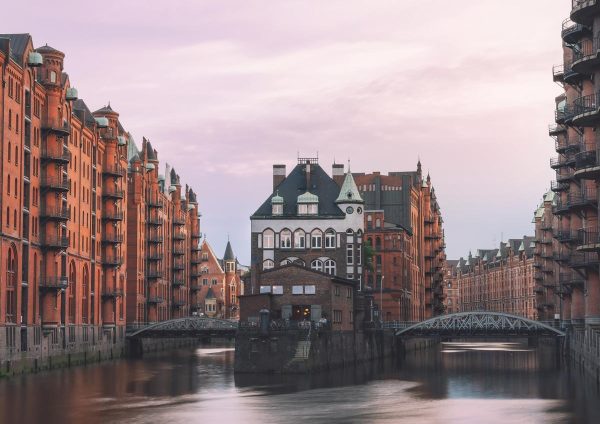 Poggenmuehlenbruecke-–-Blick-Wasserschloss-Speicherstadt-Hamburg-2.jpg