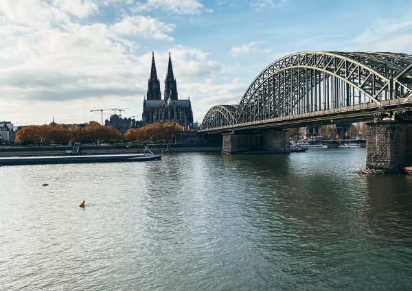 Rheinboulevard-Blick-Koelner-Dom-Hohenzollernbruecke-Koeln-2.jpg