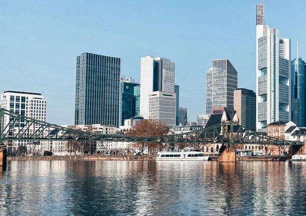 Sachsenhhaeuser-Ufer-Skyline-Frankfurt-am-Main-_2_1.jpg
