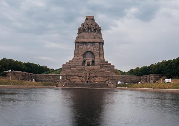 See-der-Traenen-Voekerschlachtdenkmal-Ansicht-Nordwest-Leipzig-3.jpg
